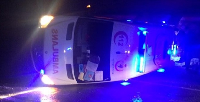 Konya'da hasta taşıyan ambulans devrildi
