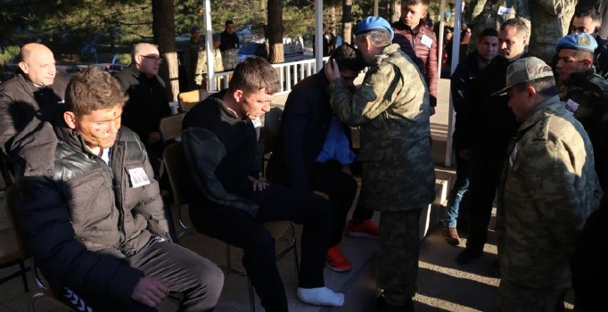 Şırnak şehitlerinin cenazesine aynı çatışmada yaralanan arkadaşları da geldi