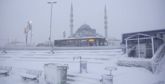 İstanbul'da 1 metre kar: Metro, metrobüs ve Marmaray seferlerine düzenleme