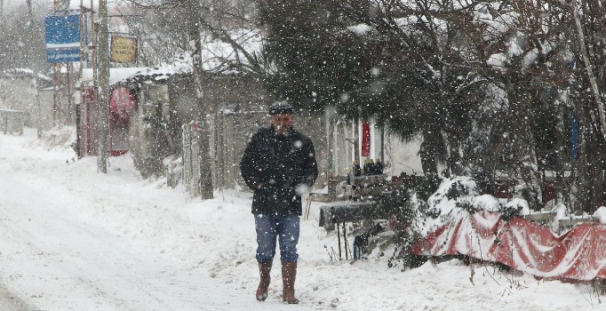 Trakya'da kar yerini soğuk havaya bıraktı