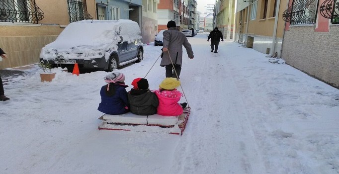 Yarın hangi illerde okullar tatil? Valilik açıklaması! İstanbul, Ankara, Bursa | 9 Ocak Pazartesi