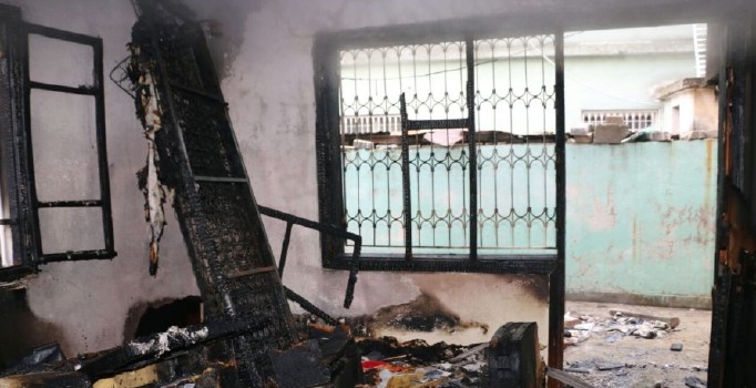 Annesi tarafından evede yalnız bırakılan 3 yaşındaki çocuk yanarak öldü