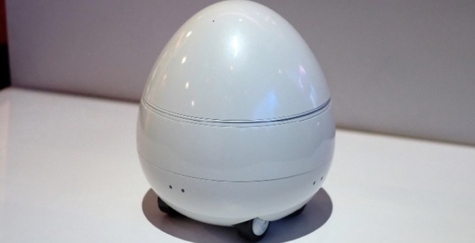 Panasonic'ten sizi dinleyip konuşabilen robot projektör