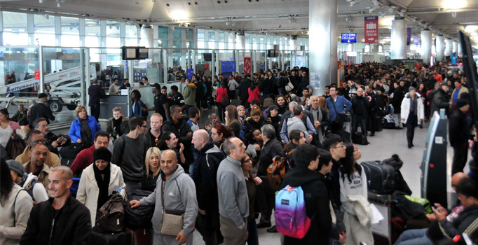 Havalimanında bilet kuyruğu: Yolcular saatlerdir bekliyor