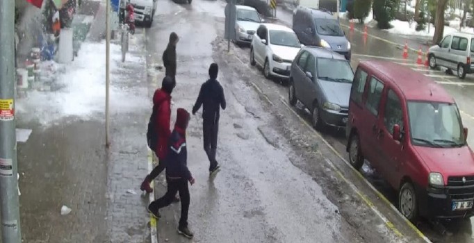 Karaman'da vatandaşlar düşen kar kütlesinden son anda kurtuldu