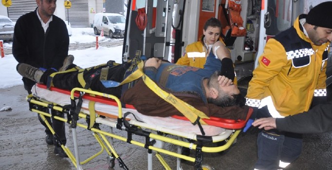 Bursa'da çatıdaki karı temizleyen adam yere çakıldı