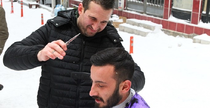 'Hararetli berber'den kar altında tıraş