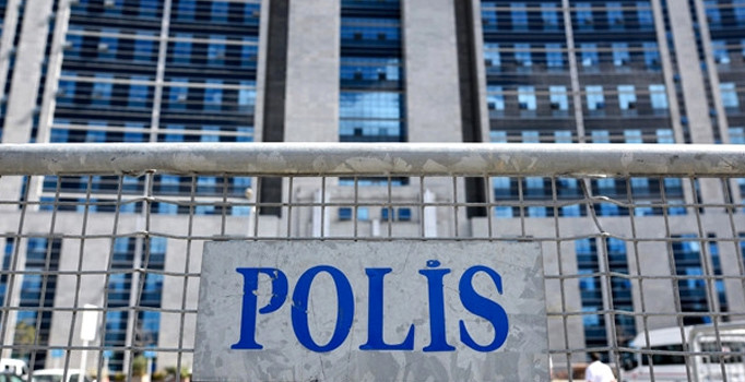 FETÖ'den açığa alınan polis memuru adliyede intihar etti