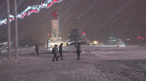 İstanbul'da kar yağışı bu gece de etkili oldu