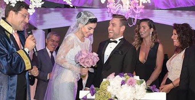 Ünlü şarkıcı Murat Dalkılıç
Merve Boluğur ile evlendi