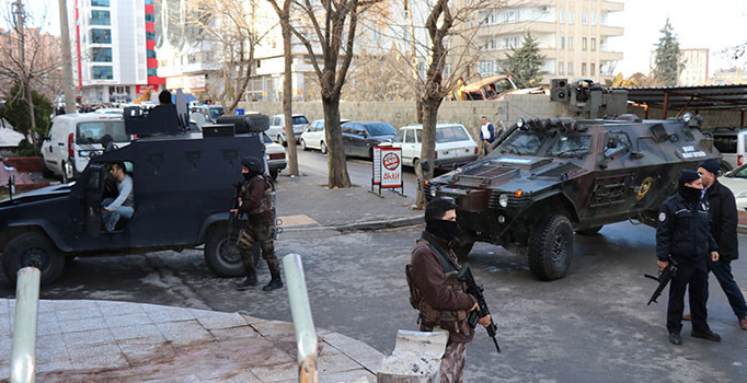 Gaziantep Valiliği'nden saldırı açıklaması: Bir terörist öldürüldü bir polis hafif yaralı