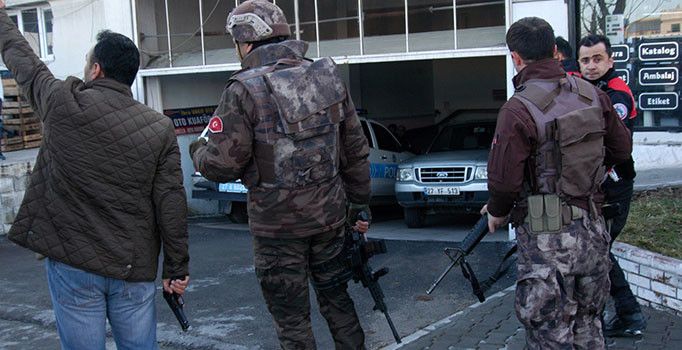 Gaziantep'te, devriye görevini yapan polis aracına ateş açıldı | Son dakika haberleri
