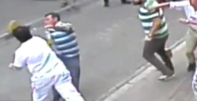 Aksaray'da İrlandalı 
turist tüm esnafı dövdü!