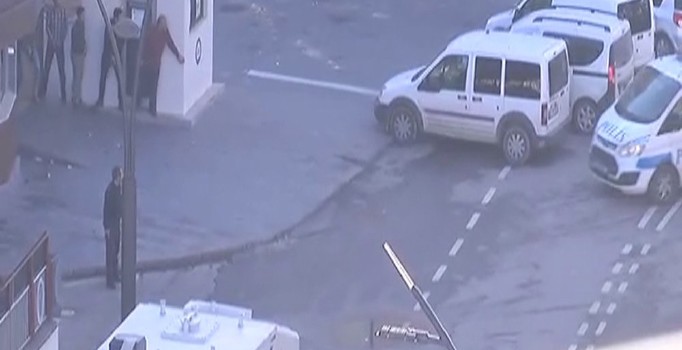 Gaziantep Emniyet Müdürlüğü önünde çatışma: Canlı bomba öldürüldü, ikinci terörist aranıyor