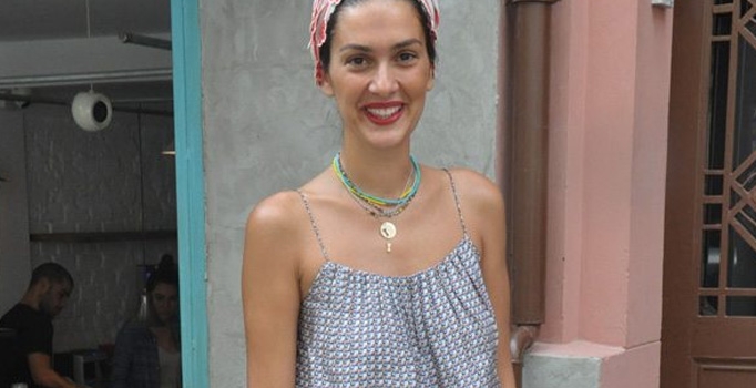 Bergüzar Korel 
sırt çantasıyla yollarda