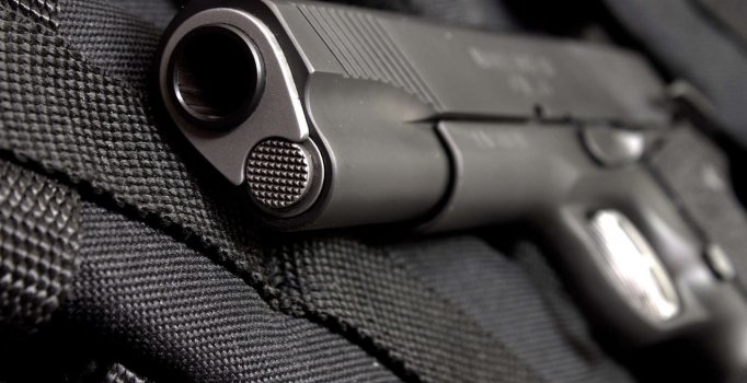 Adliye otoparkında 4 silah ve tüfekler bulundu