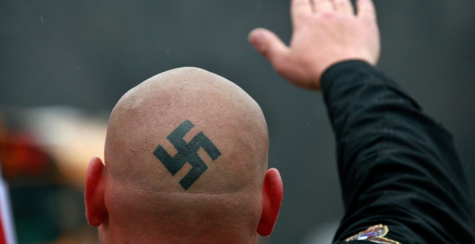 Almanya'da aşırı sağcılar göçmen anne ve oğlunun üzerine idrarını yaptı