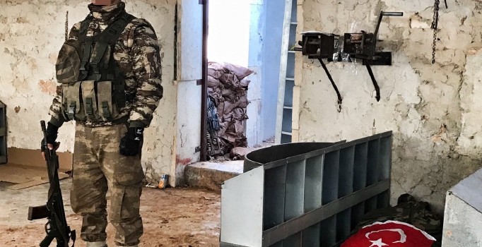 Şehit Astsubay Osman Açıkgöz'ün naaşının başında acı nöbet