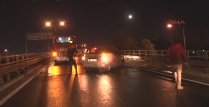 İzmir'de buzlanma sebebiyle zincirleme kaza