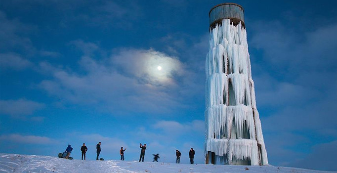 Su deposu "buz kulesi"ne dönüştü