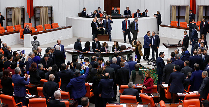 Anayasa değişikliği teklifinin ilk iki maddesi kabul edildi