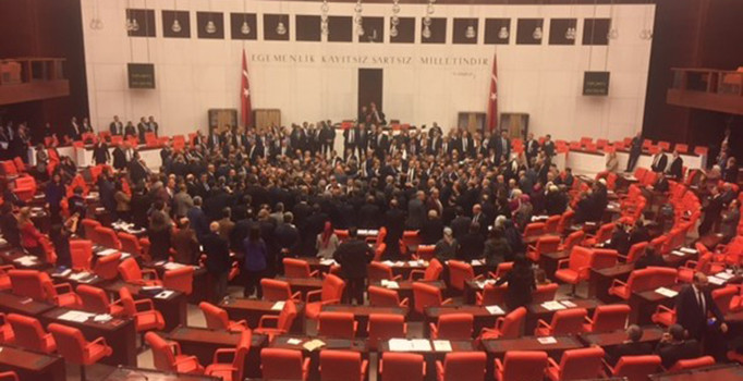 CHP'li vekiller kürsüyü işgal etti