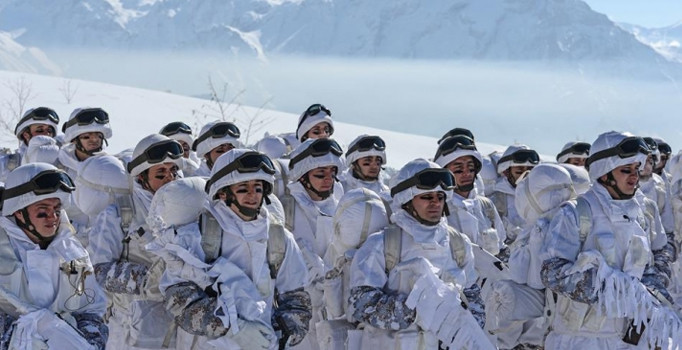 Hakkari'de esnaftan 'Asker çarşı iznine çıksın' ricası