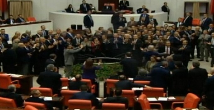 TBMM’de anayasa değişikliği teklifi görüşmeleri 3., 4. ve 5 maddeleri kabul edildi