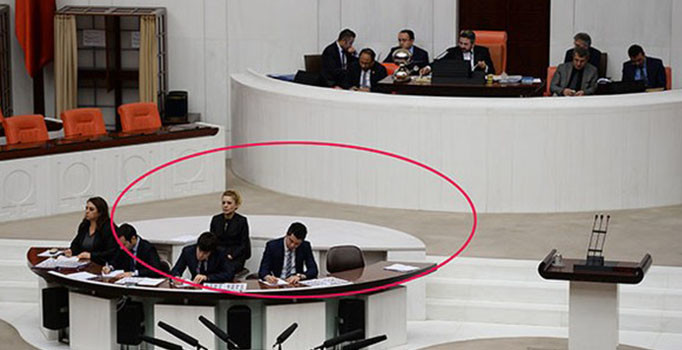 Meclis'te stenografların arkasında bulunan merdiven mermer kaplama ile kapatıldı