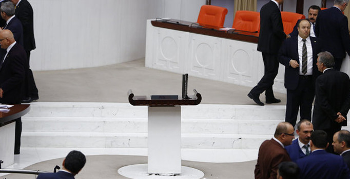 Meclis mikrofonunun başına neler geldi?