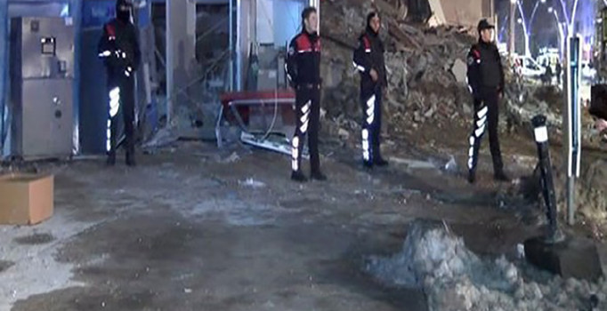 Zeytinburnu'nda çöken binada bankamatik nöbeti