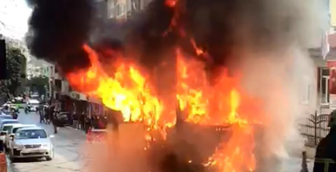 İzmit'te arızalanan halk otobüsü alev alev yandı