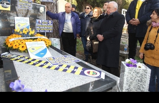 Lefter Küçükandonyadis kabri başında anıldı