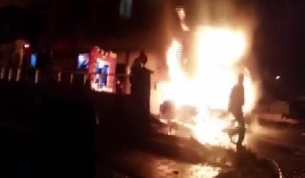 Sancaktepe'de 3 araç alev alev yandı