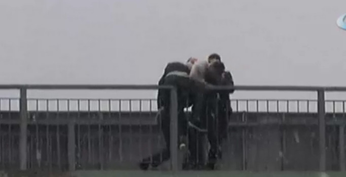 Metrobüs üst geçidinde intihara kalkışan genci polis böyle kurtardı