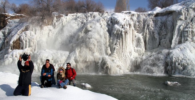 Donan Muradiye Şelalesi görüntüsüyle büyüledi