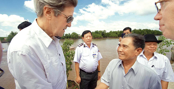 Kerry eski düşmanı ile tokalaştı