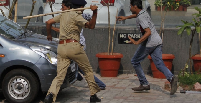 Hindistan'daki 'kast' protestolarında 8 kişi öldü