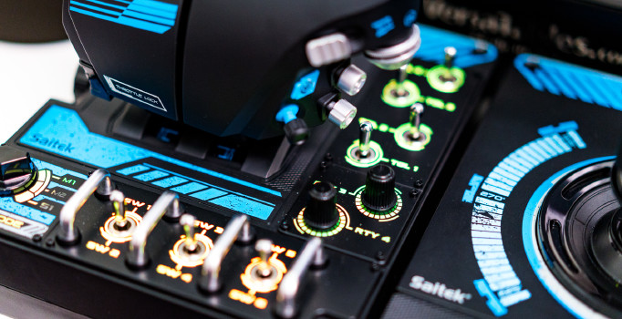 Logitech Saitek oyun kontrollerine yakın bakış