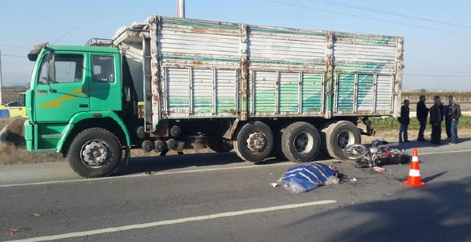 Motosiklet park halindeki kamyona çarptı: 1 ölü, 1 yaralı