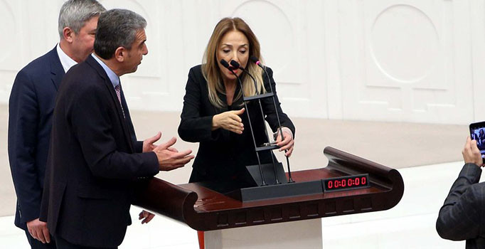 Aylin Nazlıaka, kendisini Meclis kürsüsünde mikrofona kelepçeledi