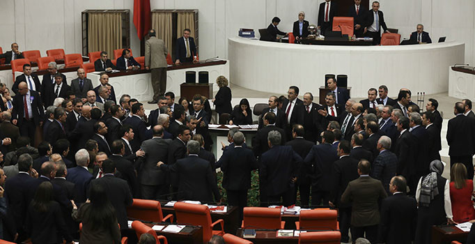 TBMM'de, anayasa değişikliği teklifinin 2. turunda 8 ve 9'uncu maddeler kabul edildi