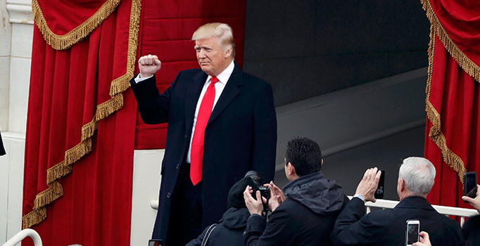 Trump'ın ilk imzası Obamacare'in iptali için oldu