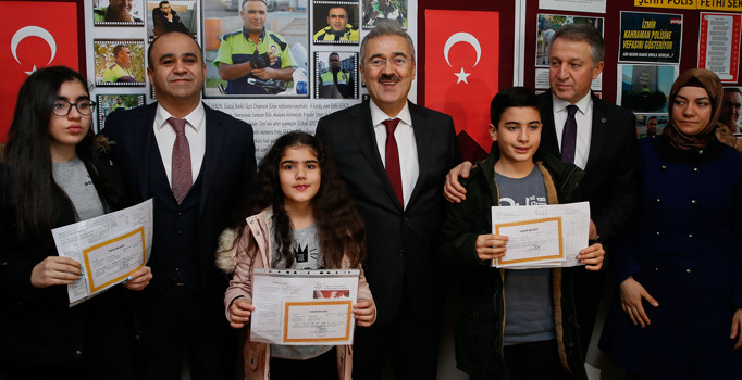 Kahraman şehit polis Fethi Sekin'in çocukları İzmir'de babasız ilk karnelerini aldı