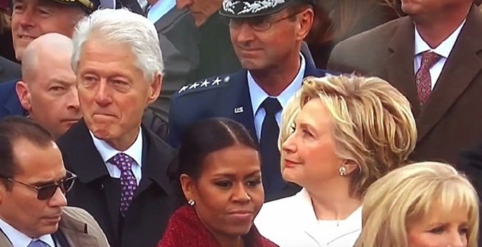 Trump'ın yemin töreninde Bill Clinton'un bakışları sosyal medyada günün konusu oldu