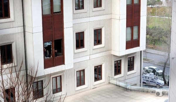 AK Parti İl Başkanlığı'na yapılan saldırının izleri gündüz ortaya çıktı