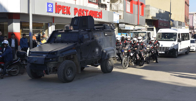 Adana'da mahalleye 500 polisle huzur operasyonu