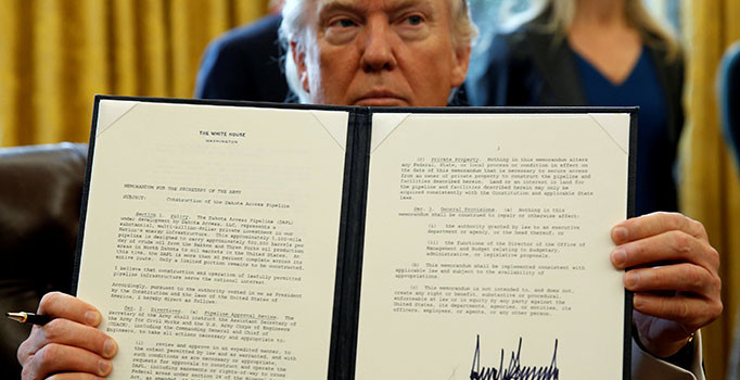 Trump Obama'nın askıya aldığı projeyi yeniden yürürlüğe koydu