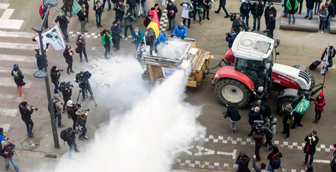 Avrupalı süt üreticileri Avrupa'yı 'süt tozu' ile protesto ettiler