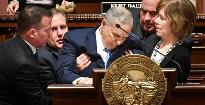 ABD'nin şok olduğu an! Vali kürsüde konuşurken baygınlık geçirdi